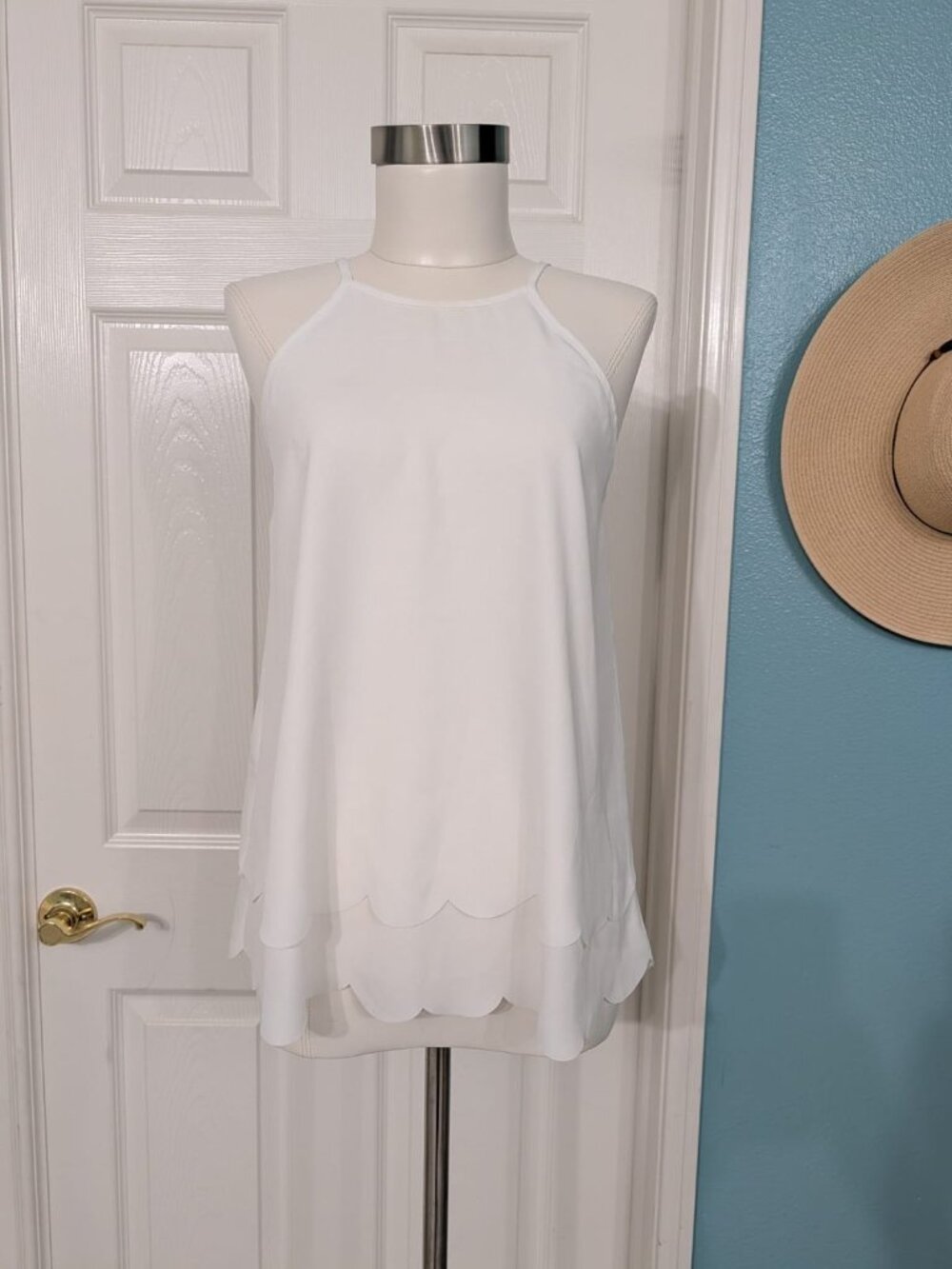 francesca’s White Halter Neck Sleeveless Top Tiered scalloped hemline sz S NWT